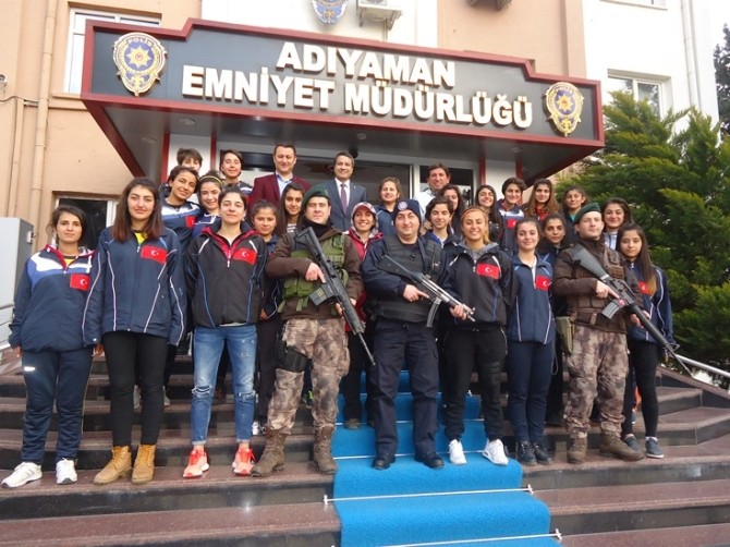 Bayan Futbol Takımından Emniyet Müdürü Alpere Ziyaret