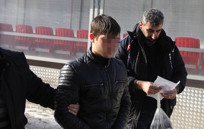 Bıçaklanan Kızı Kurtarmak İsteyen Genci Boynundan Bıçaklayan Şahıs Yakalandı