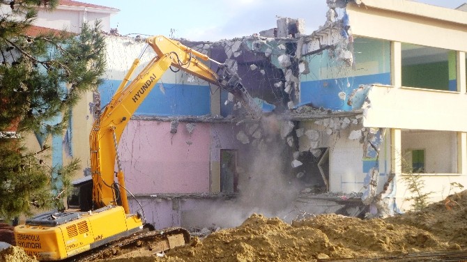 Bilecikin 38 Yıllık Emektar Okulunun Yıkım Çalışmaları Başladı