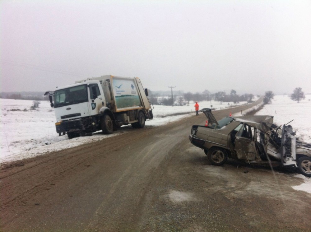 Bilecikte Otomobille Çöp Kamyonu Çarpıştı: 1 Yaralı