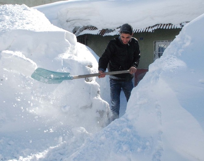 Bitlisliler Kar Tünellerinden Geçerek Evlerine Giriyor