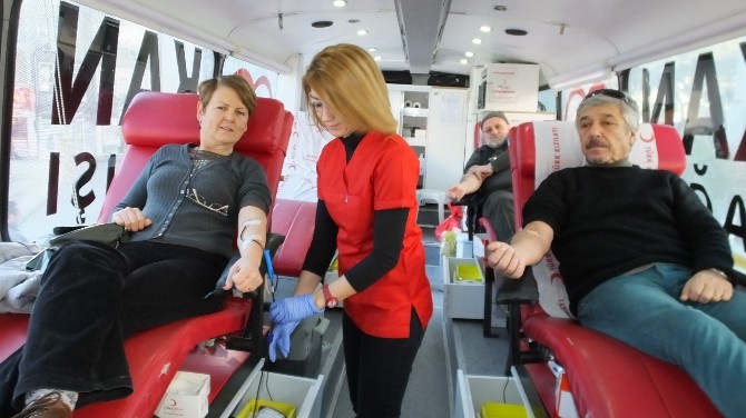 Burhaniyede Kan Bağışı Kampanyasına Yoğun İlgi