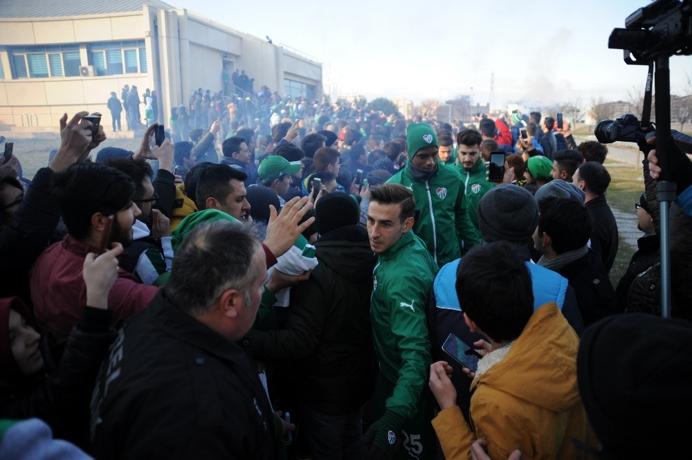 Bursasporlu Taraftarlar Sevgililer Gününde Özlüceye Akın Etti