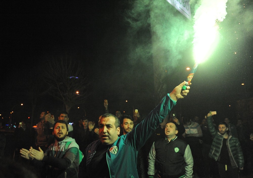 Bursasporlu Taraftarlardan Yönetime Tepki