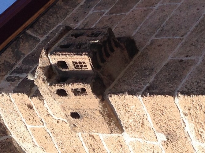 Cami Duvarında Bulunan Kuş Evi Büyük İlgi Görüyor