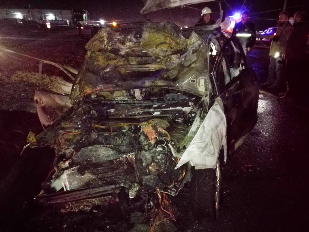 Çarpışan İki Araç Alev Topuna Döndü: 1 Ölü, 1 Yaralı