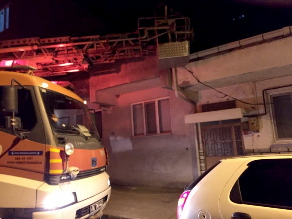 Çatıda Mahsur Kalan Kediyi İtfaiye Kurtardı