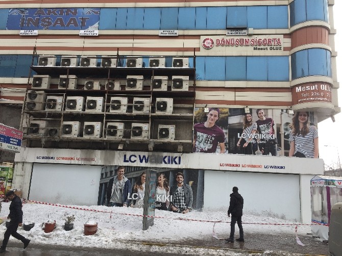 Çatılarda Biriken Kar Tehlike Oluşturuyor