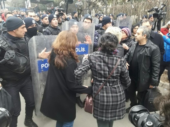 Cebeci Kampüsünde Khk Protestosuna Polis Müdahale Etti