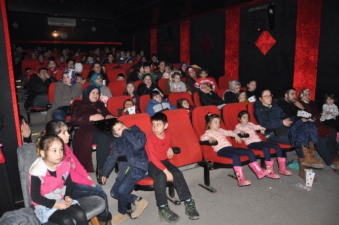 Çocuklar Tiyatro Oyunu Ve Sinema Filmleri İle Tatili Dolu Dolu Geçiriyor