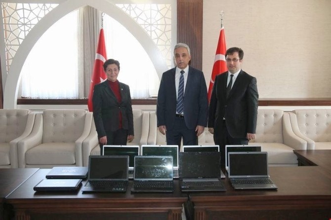 Dakadan Köy Okullarına Bilgisayar Yardımı