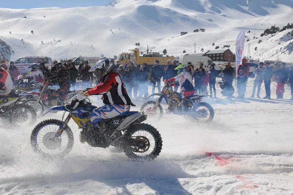 Davrazda Motosnow Yarışları Nefes Kesti