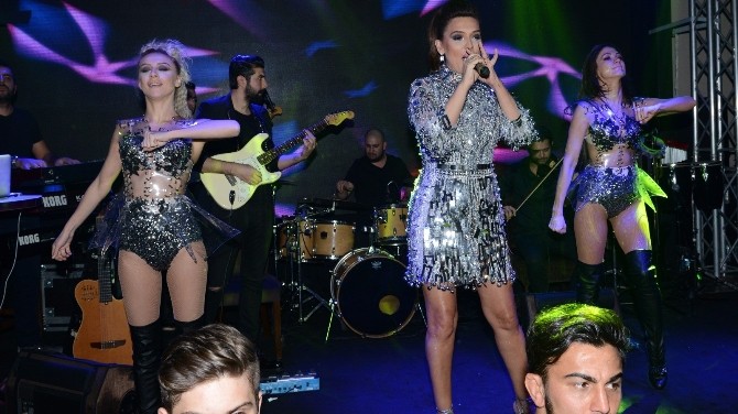 Demet Akalın Yüzlerce Üniversiteliyi Uludağda Coşturdu