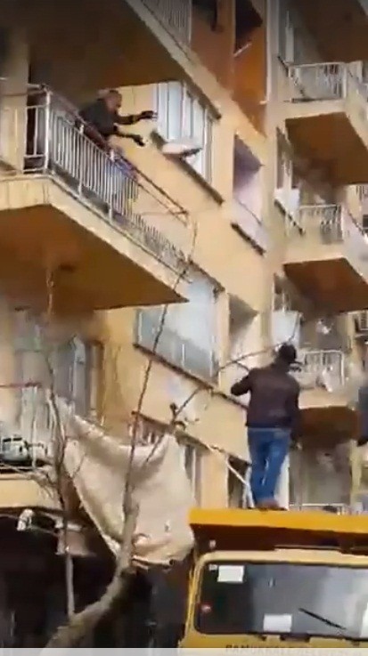 Denizlide Bir Evden 3 Kamyon Çöp Çıktı