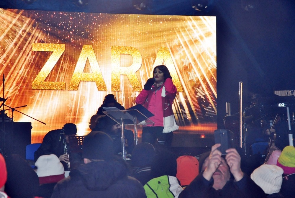 Dondurucu Soğukta Zara Konseri