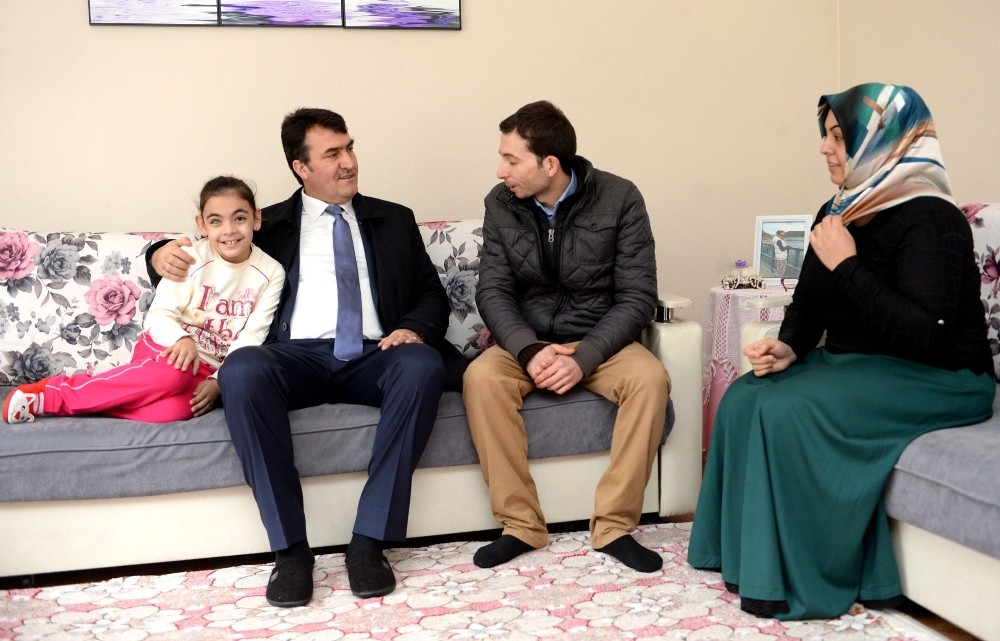 Dündar, Minik Esmanın Umudu Oldu