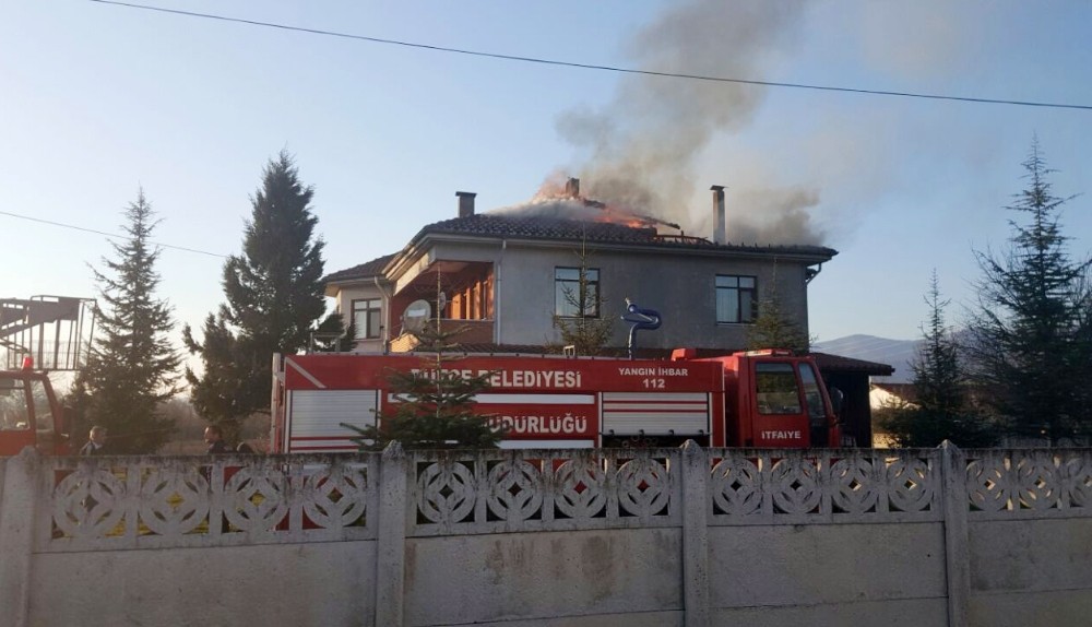 Düzcede Çatı Yangını Korkuttu