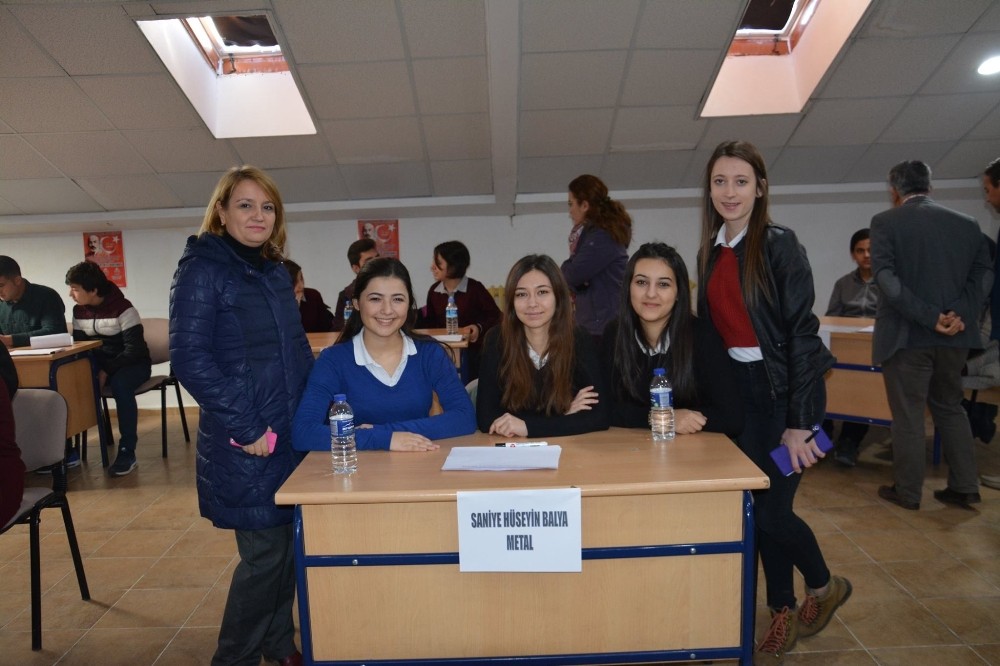 Edremitte Edebiyat Rüzgarları Tüm Hızıyla Esmeye Devam Ediyor.