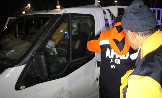 Elazığda Kamyonette Sıkışan Sürücü Kurtarıldı