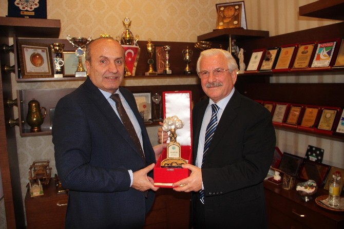 Emekli Vali İngenç Başkan Arslanı Ziyaret Etti