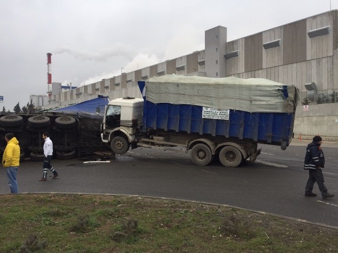 Ergenede Kamyon Tıra Çarptı: 2 Yaralı