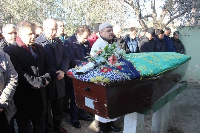 Eski Bakan Karakaşın Annesi Son Yolculuğuna Uğurlandı