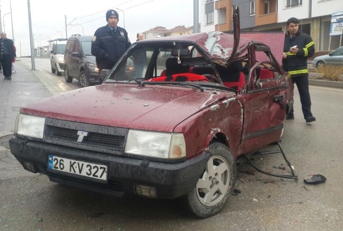 Eskişehirde Otomobil İle Kamyonet Çarpıştı: 2 Yaralı