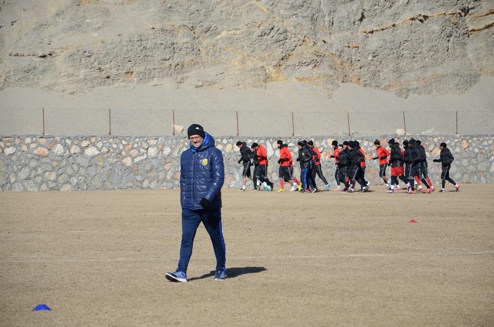 Evkur Yeni Malatyaspor Kazanıp Liderliğini Sürdürmek İstiyor