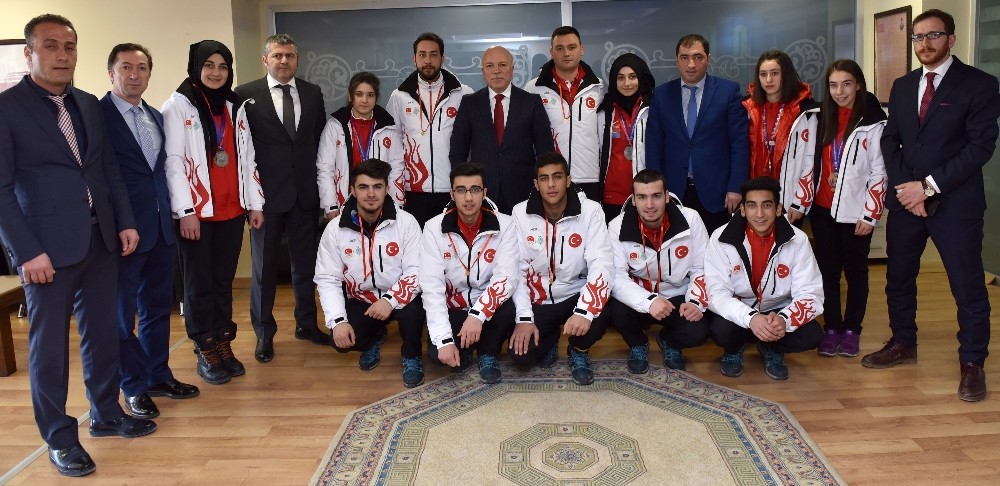 Eyofun Yıldızlarından Başkan Sekmene Ziyaret