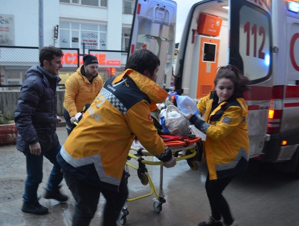 Fatsada Otomobilin Çarptığı Anne Öldü, Kızı Yaralandı