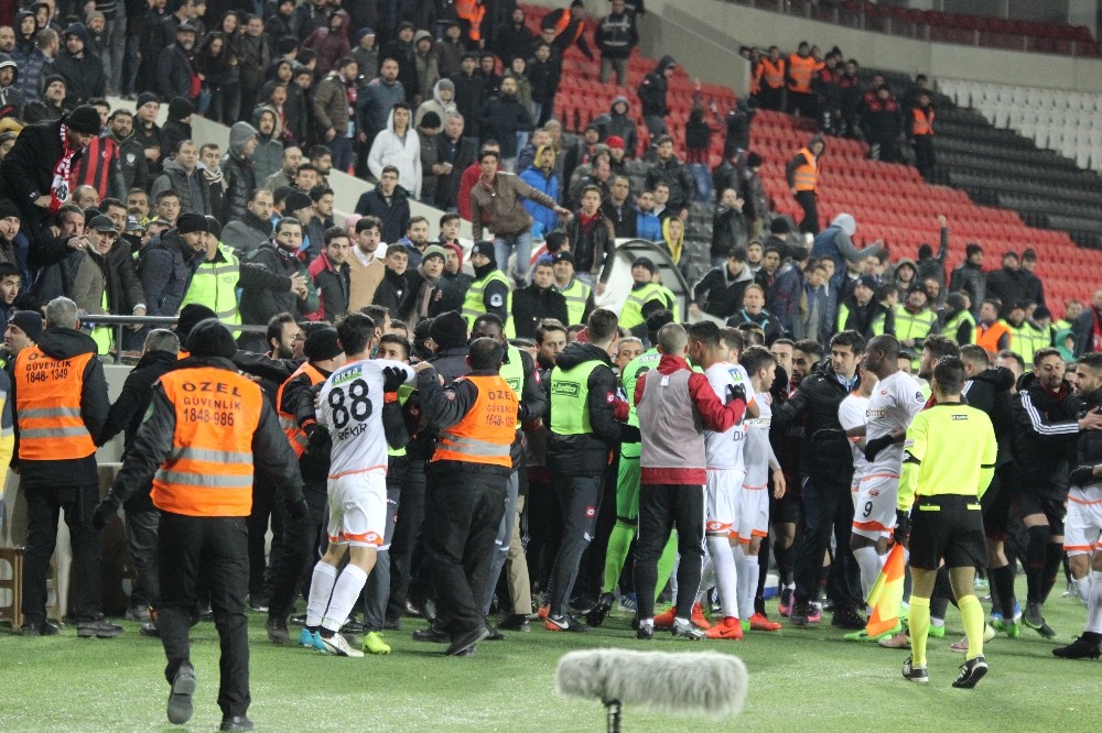 Gaziantep Arenada Tribünler Karıştı