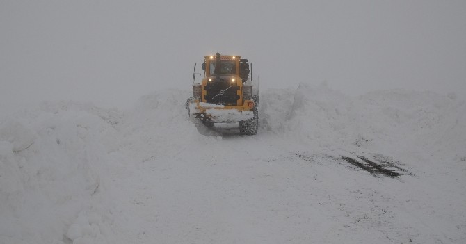 Hakkarinin Köy Ve Mezra Yolunda Karla Mücadele Sürüyor