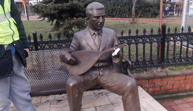 Halk Ozanının Heykelinin Kolunu Kırdılar