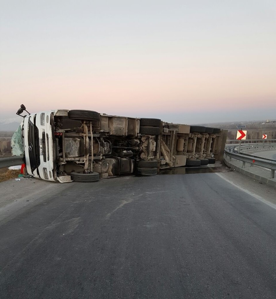 İp Yüklü Tır Devrildi: 1 Yaralı