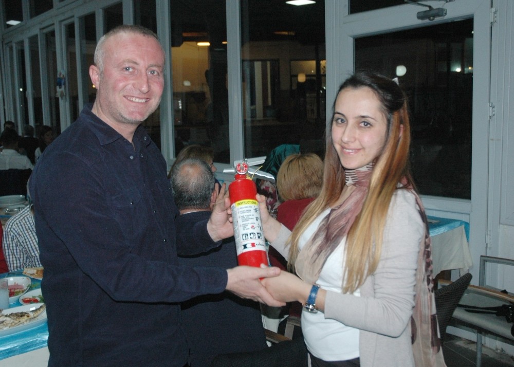 İtfaiyeci Eşine Yangın Tüpü Hediye Etti