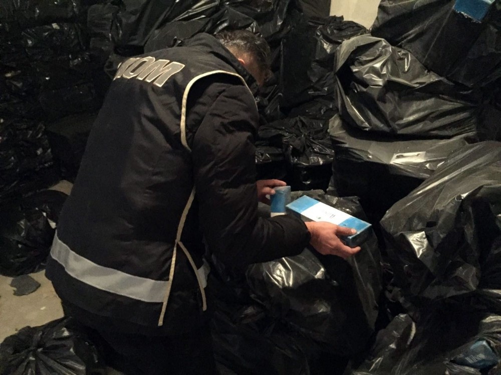 İzmirde 330 Bin Paket Kaçak Sigara Ele Geçirildi