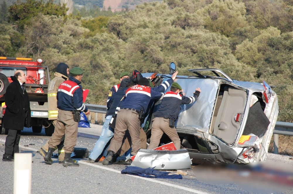 İzmirde Feci Kaza: 1 Ölü