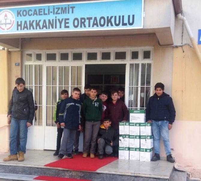 İzmitte Okullara Kırtasiye Yardımı