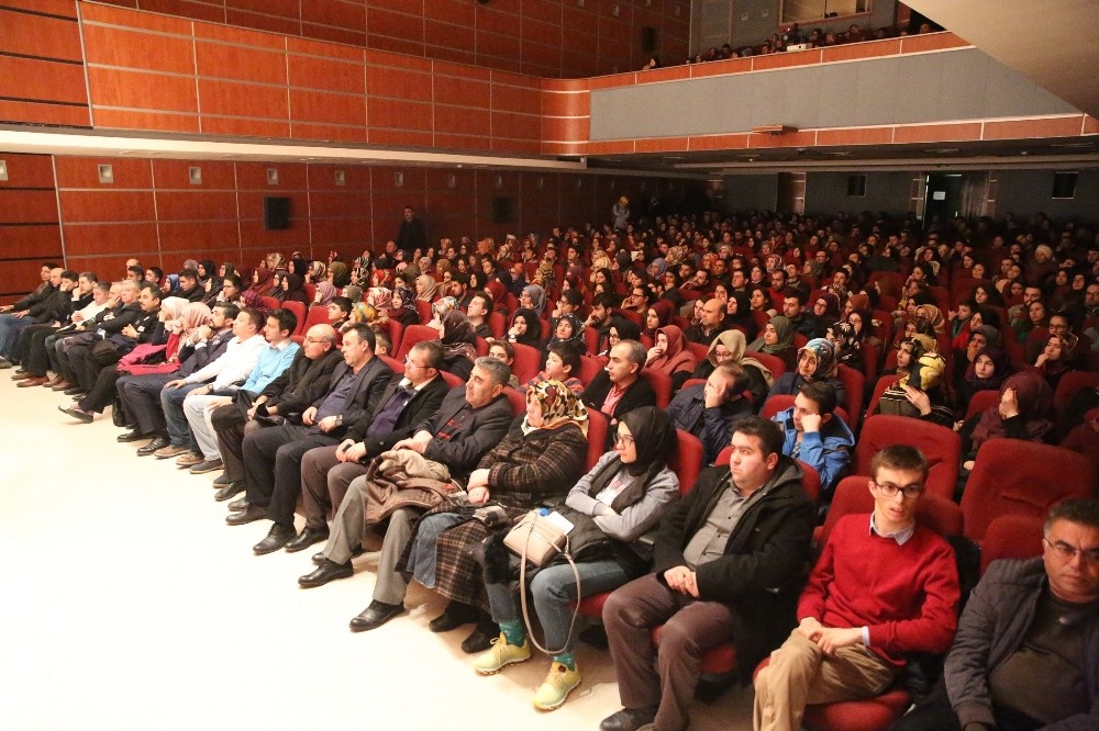 “Karanlıkta Açan Çiçekler Sahnelendi