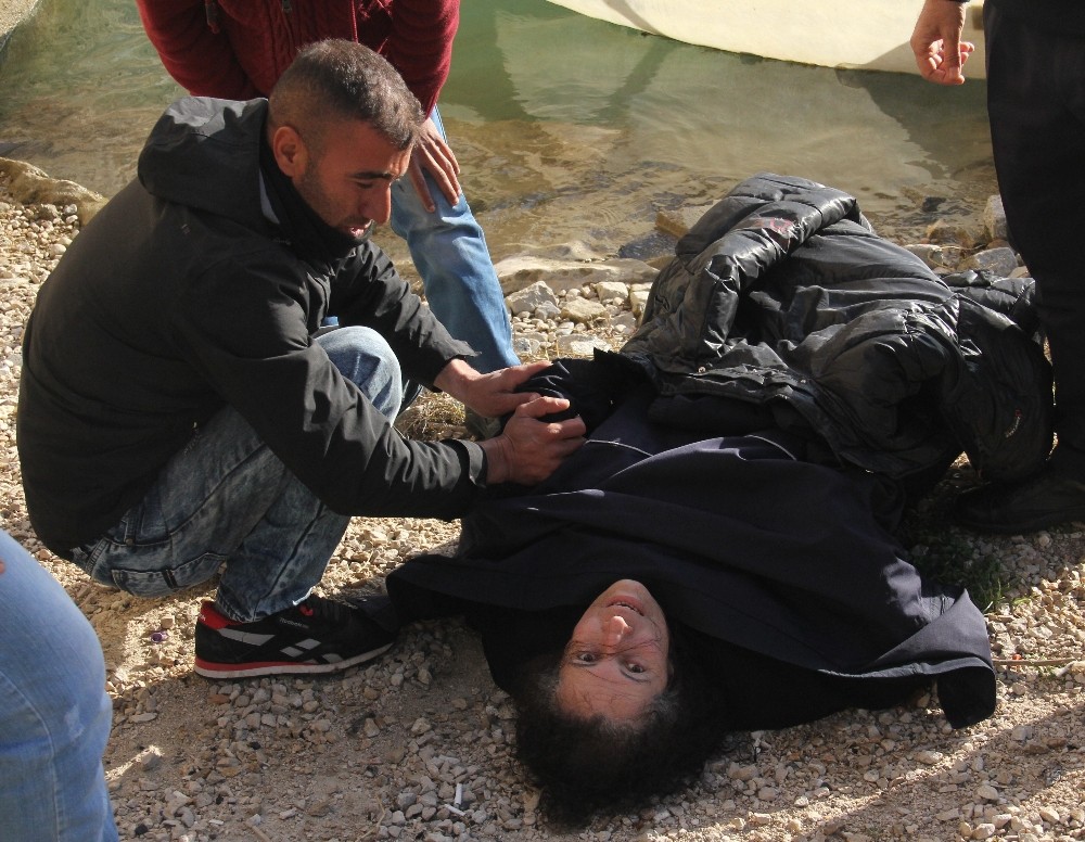 Köprüden Nehre Düşen Kadını Kurtardı