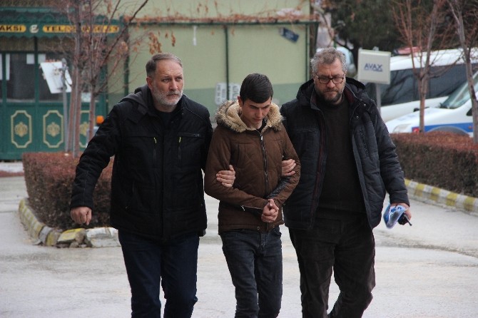 Küfür Eden Arkadaşını Bıçakladı