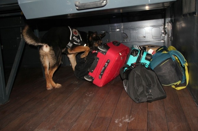 Kuşadasında Çeşitli Suçlardan Aranan 8 Kişi Yakalandı