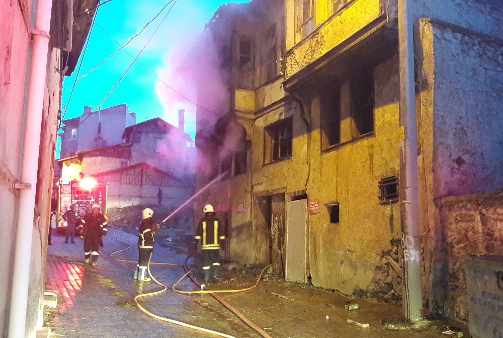 Kütahyada Metruk Binada Yangın