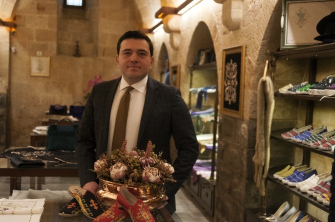 Kutnu Ayakta Ayakkabı, Kolda Çanta, Duvarda Perde Oldu