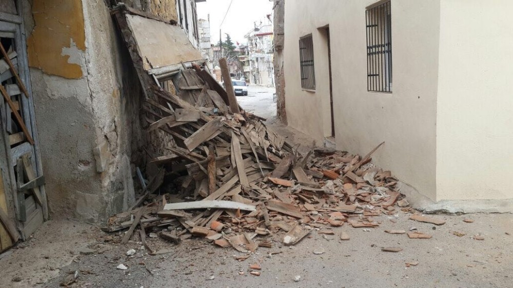 Milasta Eski Ev Çöktü