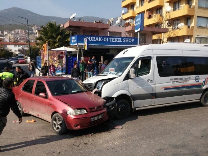 Milasta Yolcu Minibüsü İle Otomobil Çarpıştı, 1 Yaralı