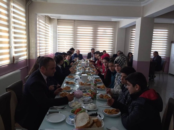 Milli Eğitim Müdürü Başarılı Öğrencilerle Kahvaltıda Buluştu