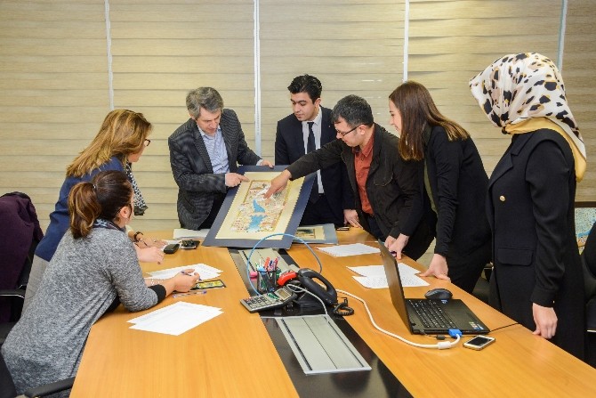 Minyatür Yarışmasında Eserler Değerlendiriliyor