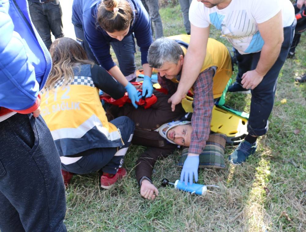Motosiklet Kaldırıma Çarpıp Takla Attı: 1 Yaralı