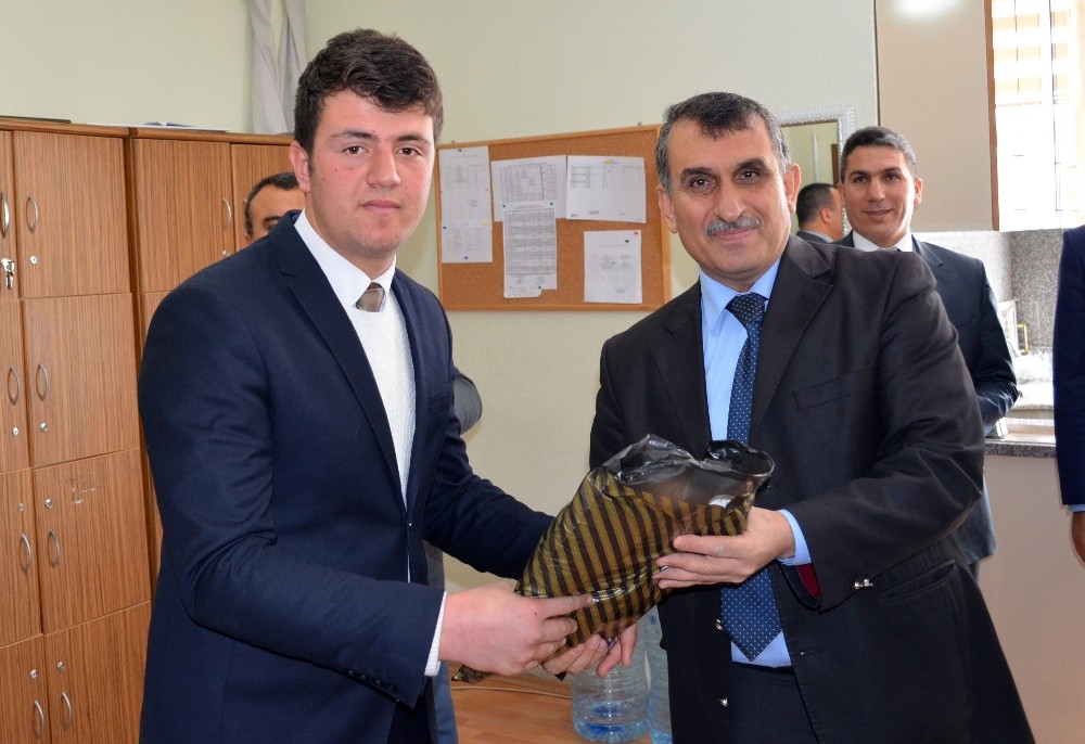 Müdür Beşkardeşten Başarılı Öğrencilere Ödül